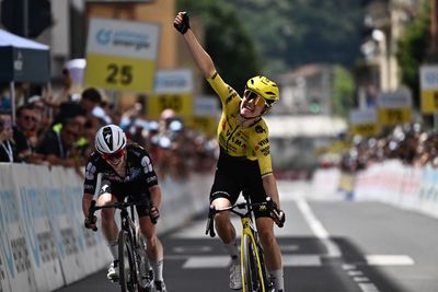 'I was really patient, I’m really proud of myself ' – Femke de Vries beats Lauren Dickson to win stage 1 of Tour de Suisse Women