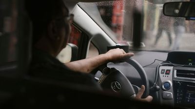 Uber driver refuses to let a mother fit her child on her lap to squeeze five passengers into his car, then cancels the ride and reports her