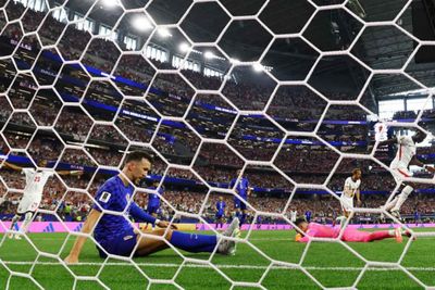 England beat Croatia 4-2 as Kane scores twice