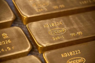 Gold recoups losses as oil prices fall on Iran deal