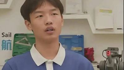 Meet Wei Siyuan: The 19-year-old 'CEO in a school uniform' who worked as a waiter, built two companies, and donated 100,000 yuan to sanitation workers