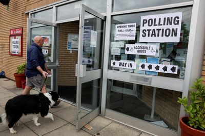 What time is the Makerfield by-election result announced and is there an exit poll?