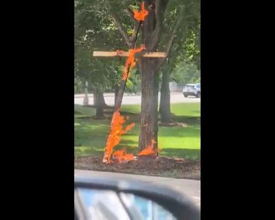 Man charged with hate crime over cross burning in Chicago park