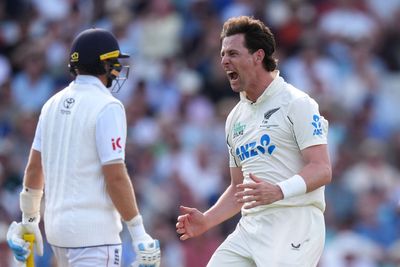 Ragged England left to rue mistakes as New Zealand gain upper hand at Oval