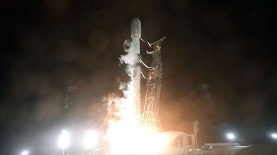SpaceX launches new batch of US spy satellites from California (video)