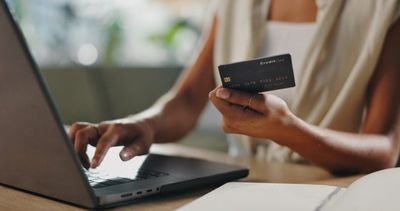 7 Credit Card Warning Signs Households Should Watch Before a Missed Payment Turns Into a Bigger Problem