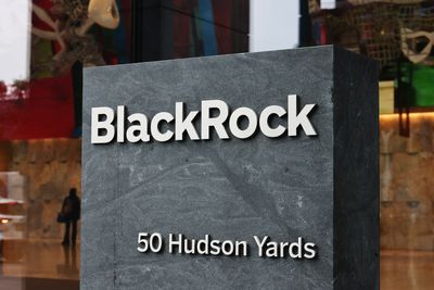 BlackRock Just Dumped 1,000 Bitcoin Into the Worst Possible Weekend