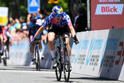 Zoe Bäckstedt takes dominant sprint win on Tour de Suisse Women stage 3