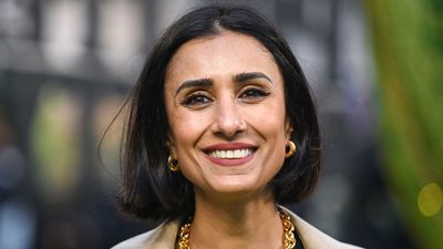 Anita Rani's breezy white maxi skirt, brown tank top and suede sandals create the chicest heatwave outfit