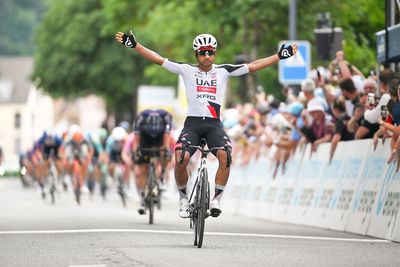 Tour de Suisse: Jhonatan Narváez beats Xandro Meurisse to win stage 3 as pair narrowly hold off the chasing peloton