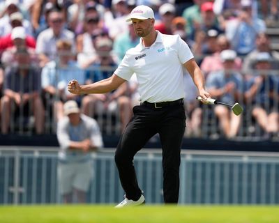 Wyndham Clark carries four-shot US Open lead as big names gather in chasing pack