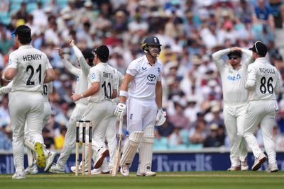 England top order collapses as New Zealand take control of second Test