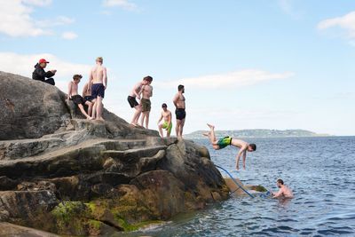 Saturday hits 27.7C as potential heatwave sparks health warnings