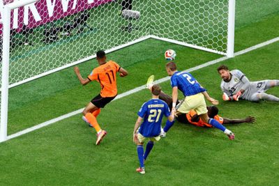 Double delight for Dutch in 5-1 rout of Sweden