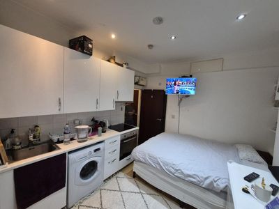 Wood Green studio with bed almost touching the oven listed for rent for £1,150pcm