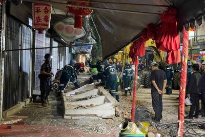 Rama IV Rd still partially closed after building canopy collapse