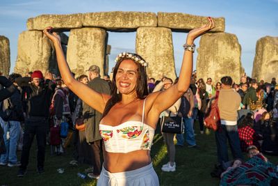 Thousands gather for summer solstice as UK braces for sweltering heatwave
