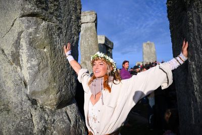 Thousands flock to Stonehenge to mark the summer solstice