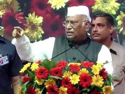 'You useless fellows...': Mallikarjun Kharge warns of disciplinary action after workers chant slogans for DK Shivakumar