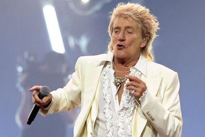 Rod Stewart raises health concerns after ‘nearly fainting’ on stage