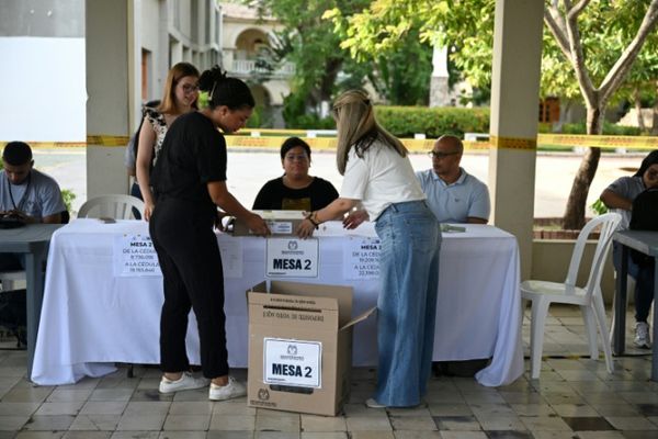 Colombians vote in presidential runoff