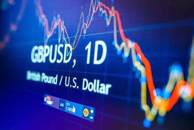 Dollar firms as cracks emerge in peace deal, pound dips on Starmer uncertainty