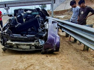 Two dead after speeding BMW crashes into divider on Baroda-Panvel Highway