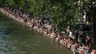 France's scorching weekend heat leads to elderly deaths and spate of drownings