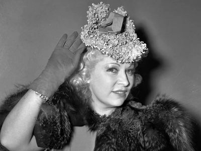 Life lesson of the day by Mae West: “You only live once, but if you do it right, once is enough.” — Long before modern psychology studied happiness, one unforgettable quote captured a truth about purpose, fulfillment, and what makes a life truly worth remembering
