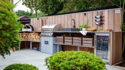 The One Outdoor Kitchen Feature Everyone Regrets Not Adding – It Makes Prep and Cleanup So Much Easier
