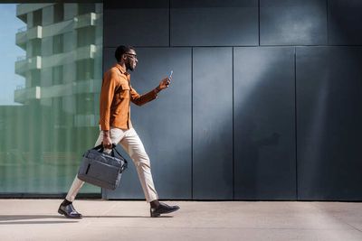 People who walk fast often seem like they are in a hurry, but psychology suggests there may be a bit more going on