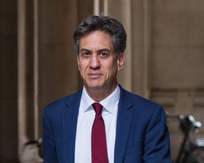 Clean economy brings jobs and growth, says Miliband as £100bn invested in green energy