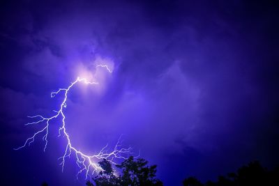 'I Thought It Was Aliens:' Londoners React to Terrifying Midnight Thunderstorm During Heatwave