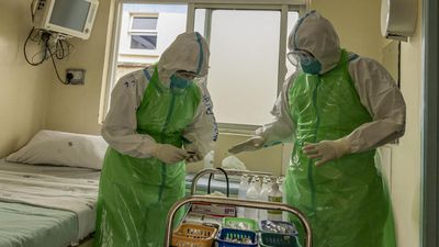 Kenya halts US Ebola facility, health minister apologises for disobeying orders