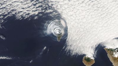 Bizarre 'bull's-eye' cloud rings appear above erupting volcano on Atlantic island — Earth from space