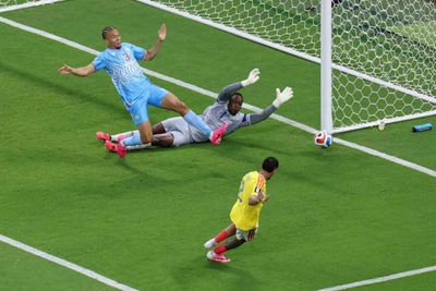 Munoz strike sends Colombia into World Cup Round of 32