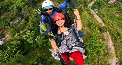 Paragliding Pilot’s Mid-Air Leaf Gesture Sparks Debate Over Safety and Professionalism