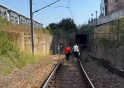 London train breaks down during heatwave forcing 200 passengers to be evacuated along railway track