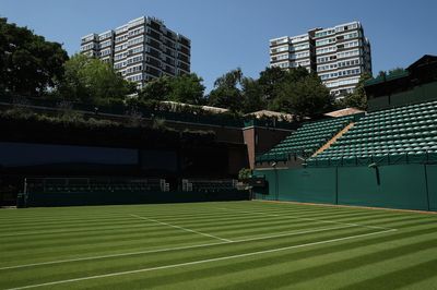 Wimbledon qualifying suspended as extreme heat 'wreaks havoc'