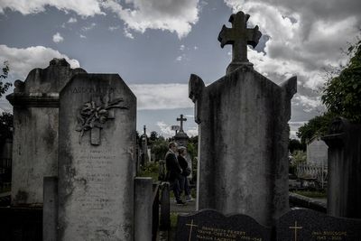 Disastrous funeral service ended with mortuary employee sitting on casket that wouldn’t close, lawsuit says