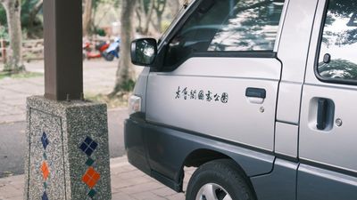 Texas repair shop employees notice an unpleasant smell coming from customer’s minivan. They open it to find two decomposing bodies