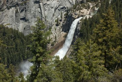 Man dies after plunging nearly 600ft from Yosemite waterfall