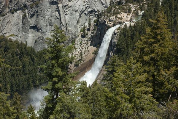 Man dies after plunging nearly 600ft from Yosemite waterfall