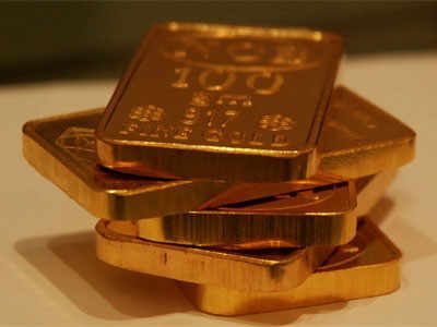 Gold extends losses on Fed tightening outlook, dollar strength