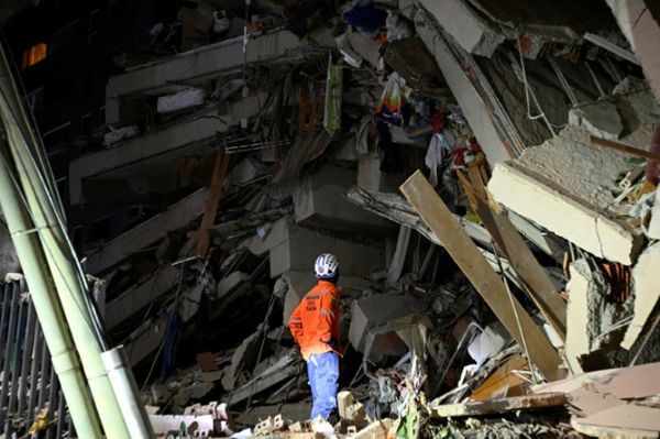 Mothers search, men weep amid debris of Venezuela quakes