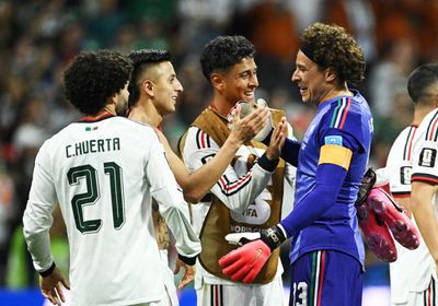 Mexico stay perfect, bounce Czechs out of World Cup