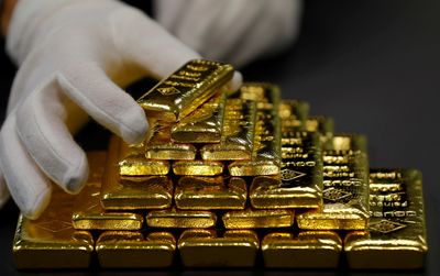 Gold Drops Below $4,000 After Sharp Selloff: Experts Urge Investors to Buy