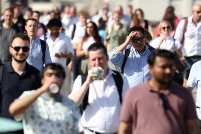 M25 chaos as huge traffic jam puts drivers in hospital during UK heatwave