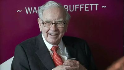 Life lesson of the day by Warren Buffett: "The difference between successful people and really successful people is that really successful people say..." - The powerful business lesson from the Oracle of Omaha about protecting your time, focus, and long-term success