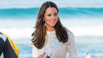Kate Middleton's Broderie Anglaise dress and wedge sandals might be the chicest beach outfit ever - it's perfect for a heatwave